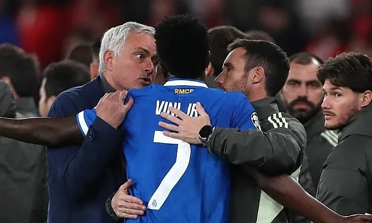 Mourinho bị coi là 'đạo đức giả' khi chỉ trích Vinicius