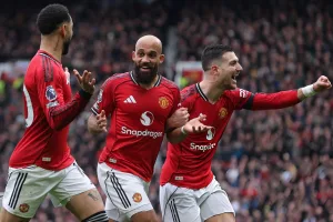 Tottenham vỡ trận vì thẻ đỏ, Man Utd nối dài mạch chiến thắng