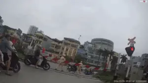 Hàng loạt xe máy cố vượt đường tàu trước mặt CSGT